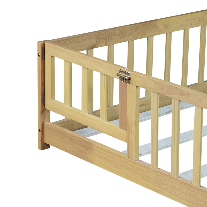 Lit Montessori en bois massif, taille standard, pour la transition vers le lit d'enfant, avec barrière et porte incluses.