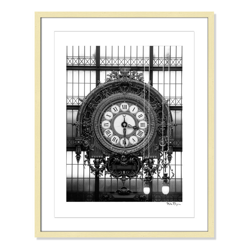 Horloge dorée du musée - impression de Paris par Mike Ragan, Papier avec cadre unique doré, Blanc / Blanc