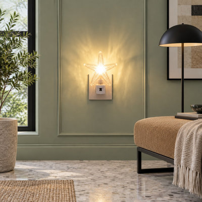 Ajoutez une touche côtière à vos salles de bain, couloirs ou chambres avec cette veilleuse DEL monobloc en forme d'étoile de mer, dotée d'un capteur de lumière, d'un design d'applique murale rotative en verre imitant l'océan et d'une douce lueur blanche.