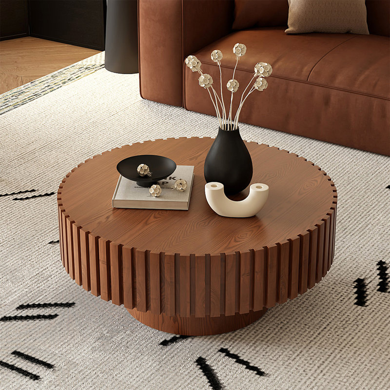 Table basse ronde avec relief fabriqué à la main, piédestal robuste et conception en forme d'olive pour les salons modernes