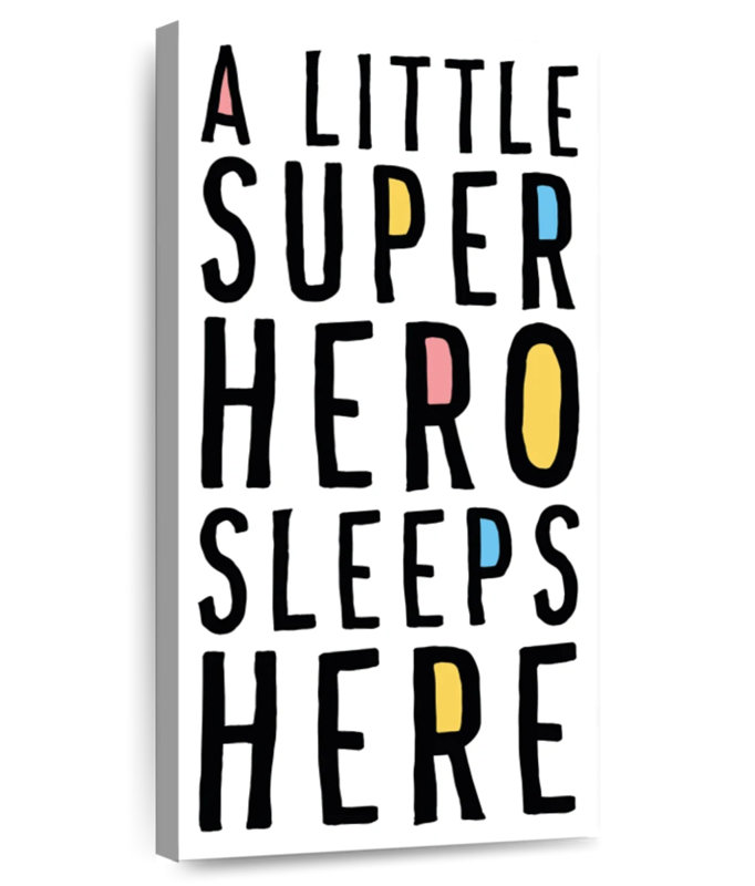 Un petit super-héros dort ici, H 24 po x l 12 po