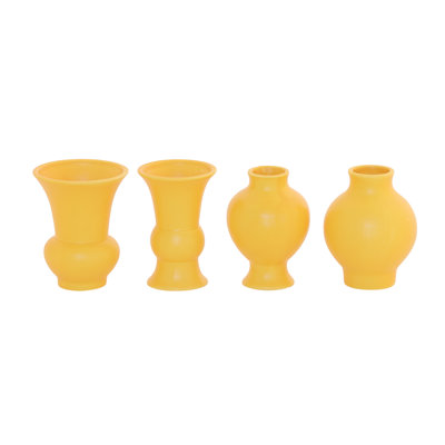 Vase rond en céramique en forme de trompette avec petite urne et guirlande de différents motifs, ensemble de quatre finitions matte jaune. 3,50 po x 3,50 po x H 5,50 po; 4,25 po x 4,25 po x H 5,50 po