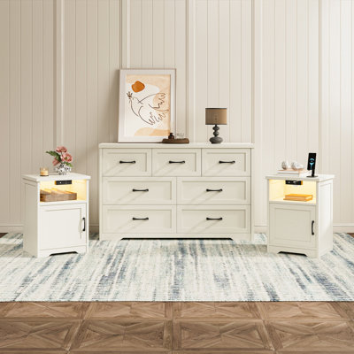 Ensemble de chambre à coucher 2 pièces Hartwell - Commode 7 tiroirs et 2 tables de chevet avec éclairage à DEL et prises de courant
