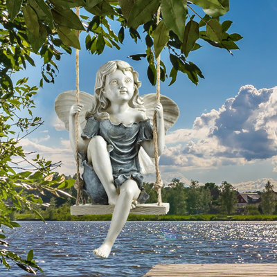 Statue fée d'été sur une balançoire