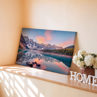 Impression sur toile de montagne avec des sommets enneigés reflétés dans l'eau calme au coucher du soleil pour le salon, la chambre à coucher, le bureau, le couloir, le vestibule, le mur de la galerie et la décoration intérieure moderne