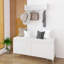 Tablette de rangement murale moderne blanc cassé avec crochets et banc de rangement confortable. Siège rembourré pour un changement de chaussures en douceur. Double porte pour garder le désordre à l'abri des regards. Installation facile