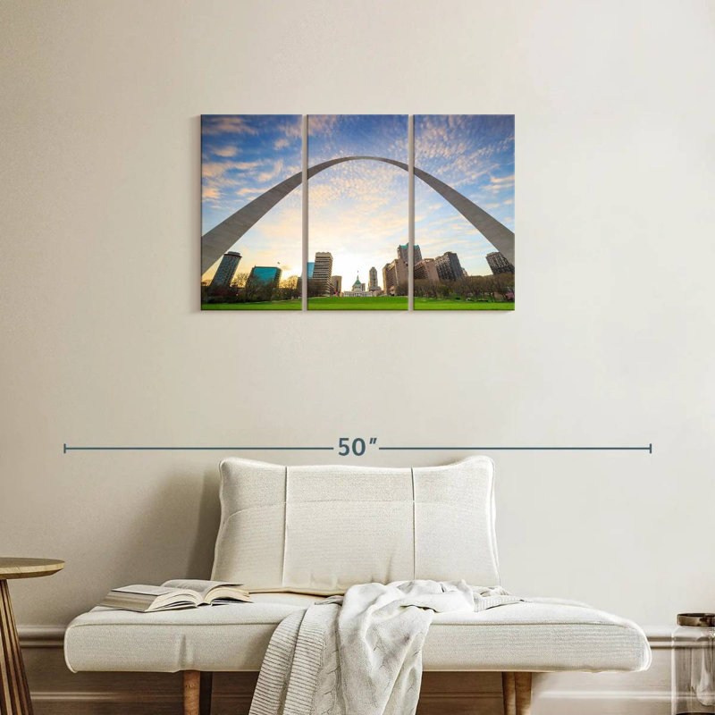 Rorry Under St. Louis Arch, 20" H x 33" W