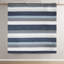 Chambre à coucher avec couette et draps rayés - Gris, bleu marine, bleu pour un style moderne. Traitement en microfibre. Étiquette pour une ambiance décontractée. Convient aux matelas jusqu'à 35 cm d'épaisseur.