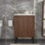 Meuble-lavabo de 61 cm (24 po) avec lavabo blanc, conception 2 en 1 (sur pied ou murale), portes à fermeture douce, élégant fini chêne, grands tiroirs de rangement, construction en panneaux multicouches pour une durabilité accrue.