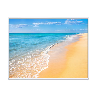 Reproduction de photo sur la côte, océan bleu avec plage orange