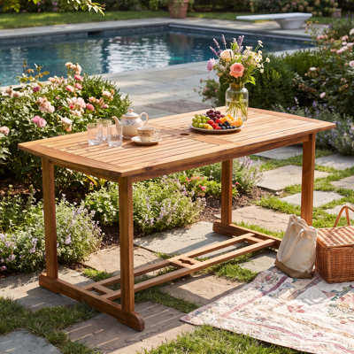 Ensemble de salle à manger d'extérieur Cressa de 150 cm de large en bois d'acacia moderne, avec accoudoirs incurvés, plateau à lattes, chaises à dossier ouvert et trou pour parasol.