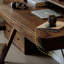 Ensemble de bureau et de chaises en bois massif