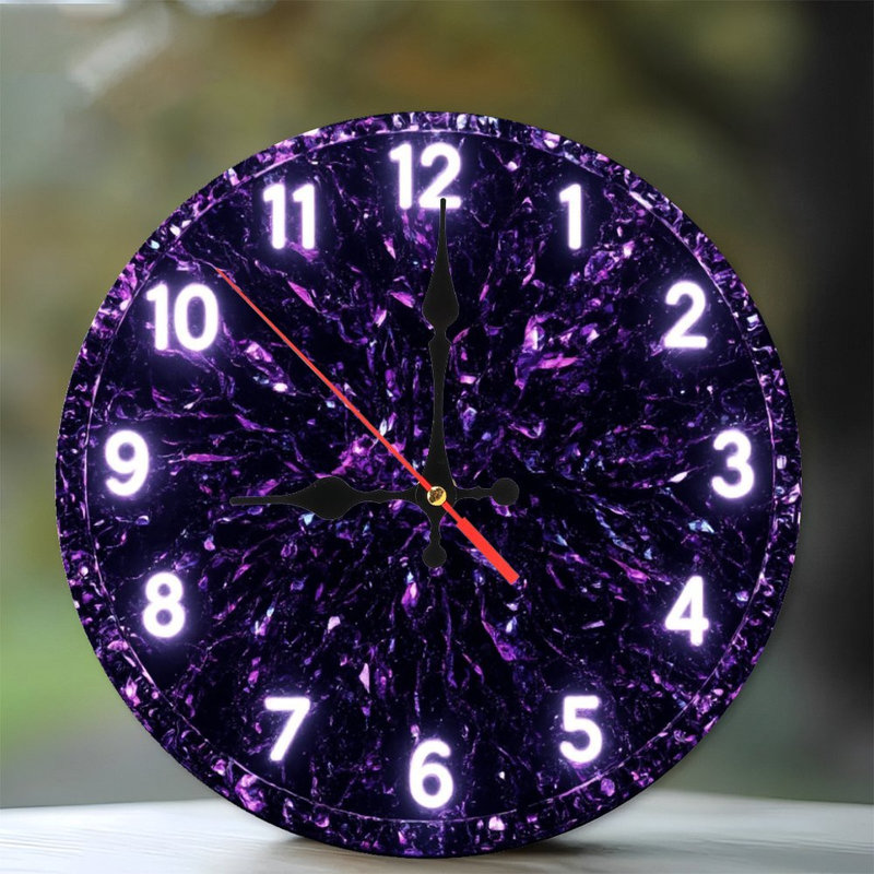 Horloge en cristal mauve avec chiffres effet néon