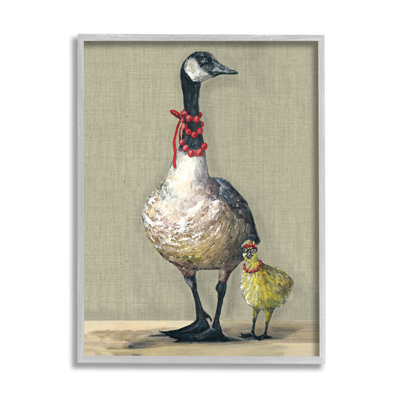 Oie de maman moderne et fantaisiste marchant bien habillée