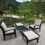 Ensemble de patio avec de magnifiques coussins et une table au design moderne. Chaises avec housses amovibles.