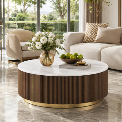 Table basse ronde de 35 po, table basse tambour en marbre véritable avec base en bois d'ingénierie cannelée et garniture en acier inoxydable de ton doré, table de salon contemporaine