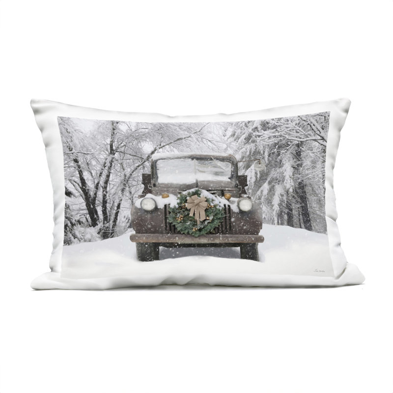 Coussin d'extérieur Wreathed Truck in Snow Design par Lori Deiter