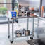 Chariot de table mobile 24 po x 18 po en acier inoxydable avec tablette réglable - Certifié NSF