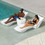 Table d'appoint extérieure sans assemblage, chaise longue en forme de S à assemblage rapide, table de bout en plastique imperméable avec 2 porte-gobelets et 1 porte-tablette, indispensable pour la détente en plein air-124434259