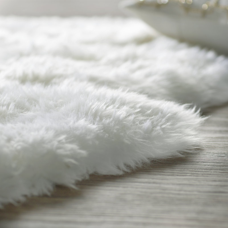 Mera Handmade Sheepskin White Area Rug, Runner 2' x 6'