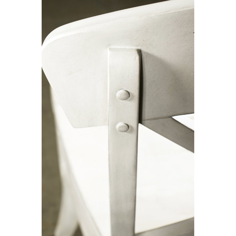 Deux chaises, blanc fumé. Assises en forme de selle. Construction en bois massif. 56 cm (l) x 58 cm (p) x 102 cm (h). Côté blanc. Style : assise en selle.