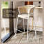 Tabouret de bar en cuir Daishun avec base en acier inoxydable thermolaqué blanc et dossier en osier incurvé-179139420-196402451