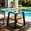 Table d'appoint d'extérieur moderne noire de 5 cm (2 po), en bois d'acacia, fabriquée en bois dur durable et naturellement résistant aux intempéries, idéale pour une utilisation sur une terrasse extérieure.