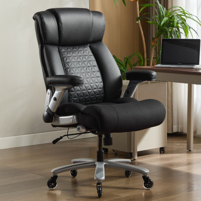 Grande et haute chaise de bureau de 500 lb avec support lombaire réglable, chaise de bureau de direction robuste avec accoudoirs rabattables et siège plus large, chaise ergonomique en cuir respirant avec roues en caoutchouc silencieuses.