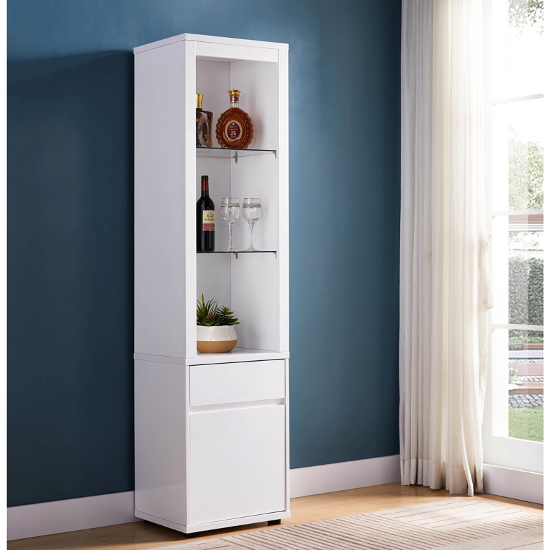 Vitrine moderne blanche avec trois tablettes en verre, un rangement et un tiroir de poids maximal de 5 lb avec deux tablettes inférieures