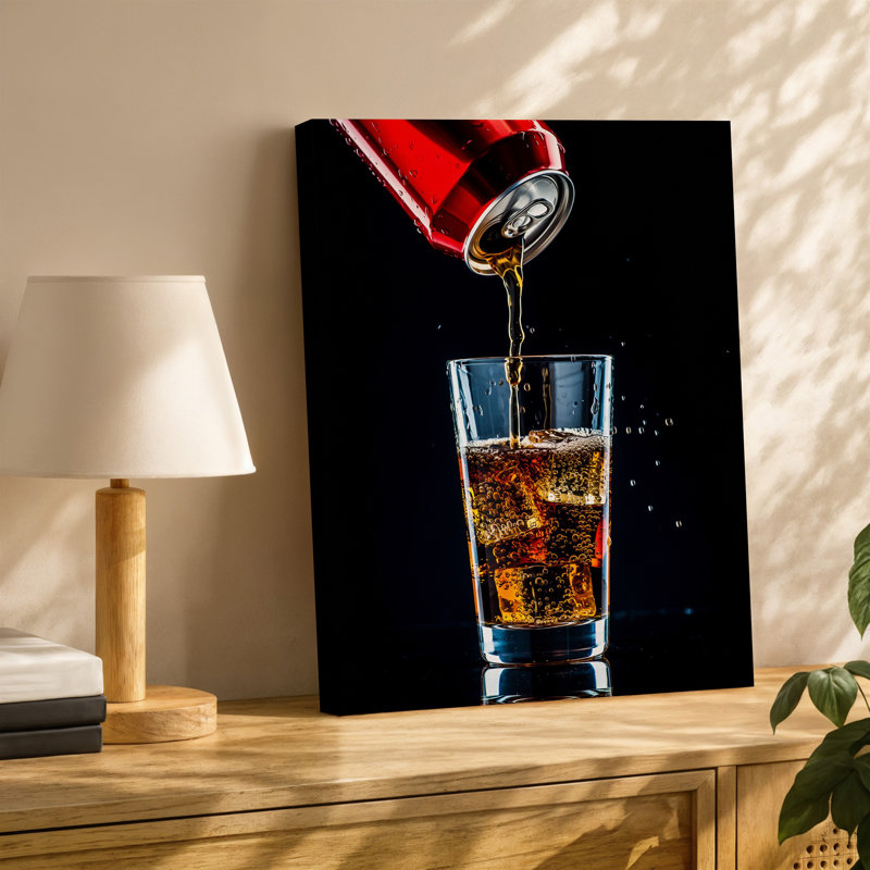 Toile, gros plan, capture d'une canette de soda rouge éclatante, art mural incliné versant une cascade de cola pétillante