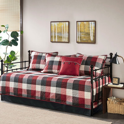 Housse pour lit de jour simple - 6 pièces, tissu écossais réversible rouge, rembourré de coton pour plus de douceur, avec 3 taies décoratives et coussin décoratif, literie de style chalet à carreaux rouges, avec rembourrage pour une chambre à coucher élégante et confortable.