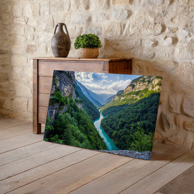 Toile, "Un paysage de vallée à couper le souffle" avec art d'une rivière qui coule à travers une forêt luxuriante encadrée par une tour
