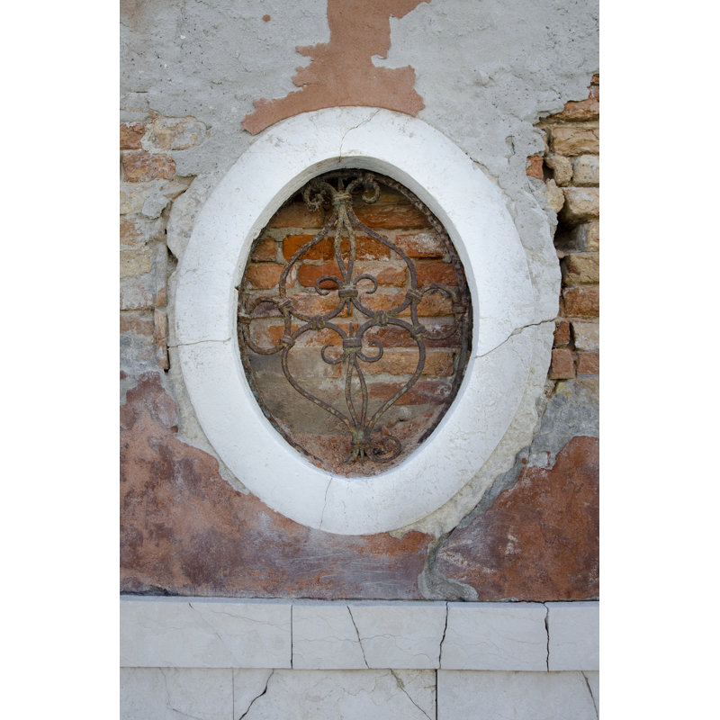 «Windows and Doors of Venice II» par Laura DeNardo - photographie sur toile tendue, H 12 po x l 8 po