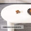 Table de salle à manger de 63 po en MDF moderne de style crème et table d'appoint irrégulière de 63 po, table de salle à manger pour 4 à 8 personnes, pieds de table ronds épais en bois d'ingénierie, plateau de table blanc crème épais et élégant