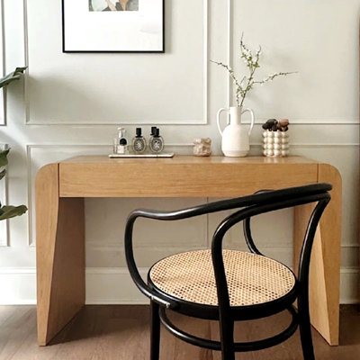 Table de véranda en bois de style français.