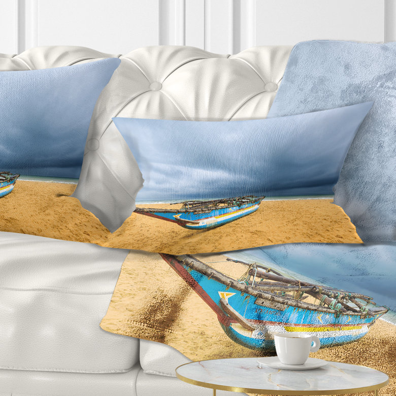 Coussin de pêche sur plage avec un coussin lombaire à nuages foncé mer