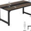 Grand bureau d'ordinateur moderne de 63 po pour bureau à domicile - Table d'écriture robuste avec structure en acier, poste de travail industriel avec bureau spacieux et pieds réglables, gris rustique et noir-903881160