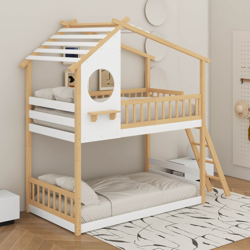 Lit superposé simple au-dessus d'un lit simple en bois avec toit, fenêtre et échelle
