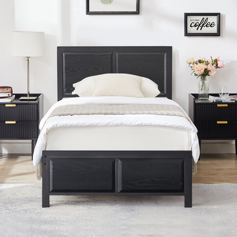 Structure de lit simple en métal noir avec tête et pied de lit en bois Kempst, lit plateforme rustique avec support à lattes en acier robuste, aucun sommier requis