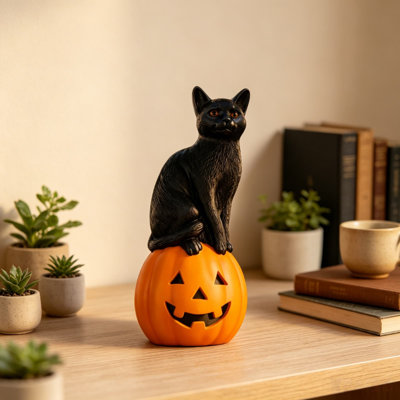 Figurine d'Halloween sur une citrouille