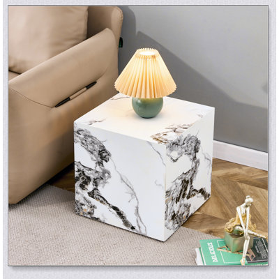 Table basse moderne en bois aggloméré blanc avec un design texturé élégant pour des espaces de vie compacts