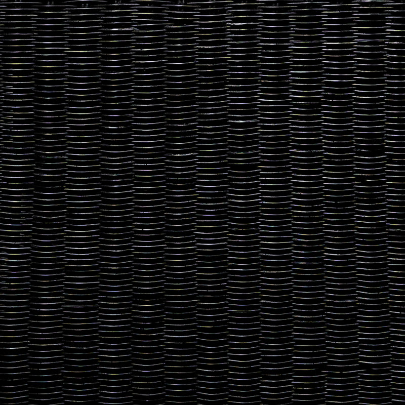 Table de bout carrée en noir, texture tissée, look rétro, silhouette en forme de U, pour divers espaces de vie noirs avec un design des années 1970, différentes zones