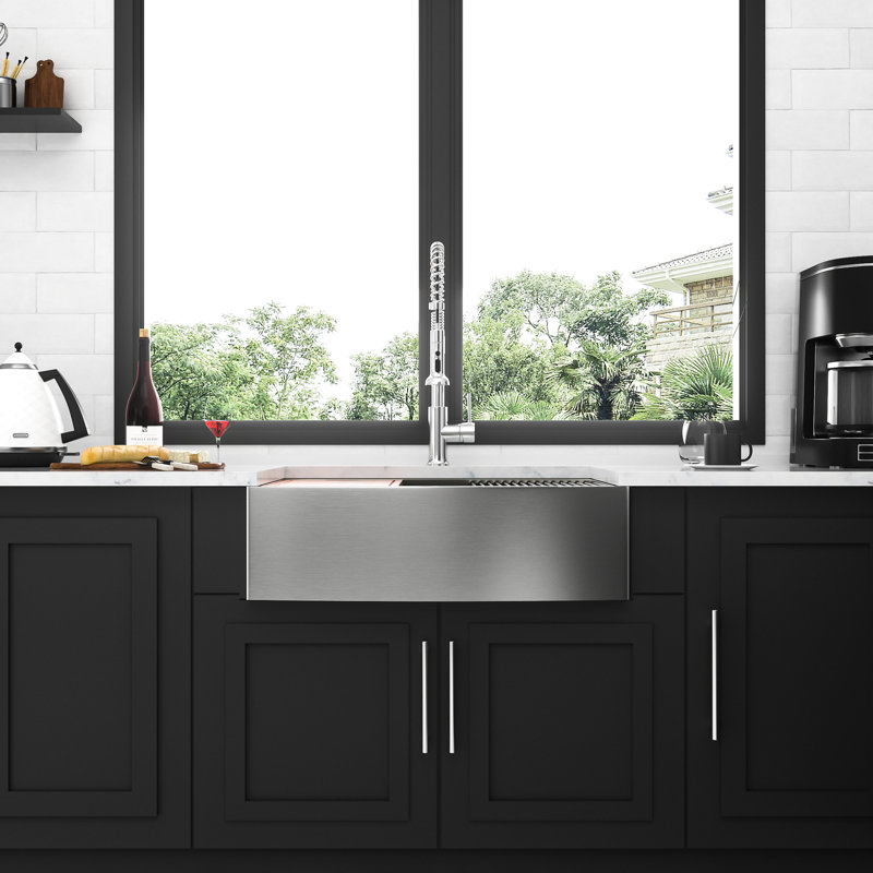 Évier de cuisine à double cuve 60/40 à tablier frontal en acier inoxydable de calibre 16 avec station de travail 33 po pour routine rapide, incluant planche à découper et grille de travail fonctionnelle, finition nickel brossé