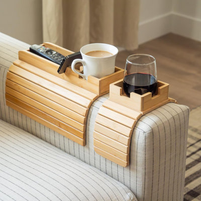 Ensemble de 2 plateaux en bambou pour accoudoir de canapé avec base antidérapante, porte-gobelet et télécommande pour canapé et fauteuil inclinable.