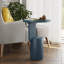Petite table de bout moderne avec base géométrique-1844323450