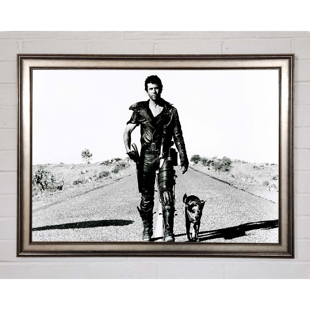 Gerahmtes Poster Mad Max Highway Spaziergang mit Hund B und W