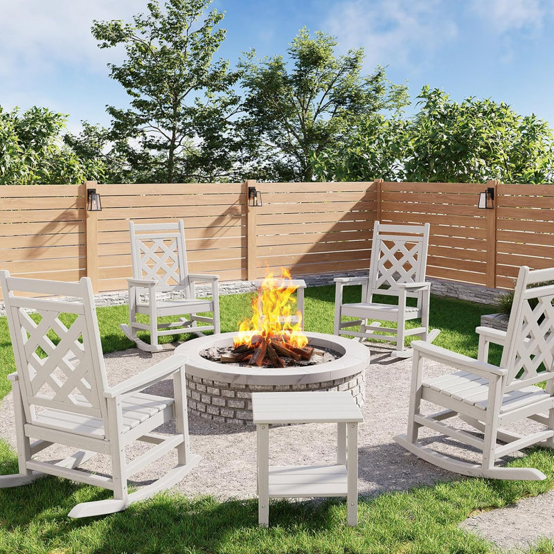 Ensemble de chaises berçantes d'extérieur 4 pièces avec 2 tables d'appoint, chaises Adirondack en PEHD surdimensionné, texture grain de bois, résistant aux intempéries, capacité de 380 lb - blanc