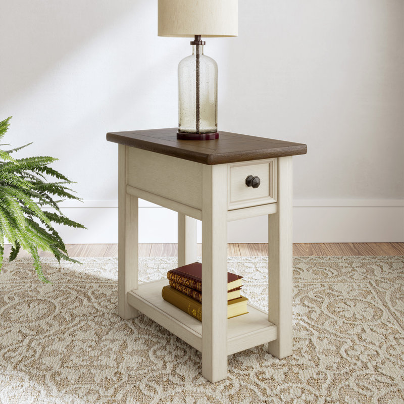 Table de bout Chailey avec rangement et prises intégrées, Gris patiné / blanc antique, H 24,13 po x l 14 po x P 24,13 po