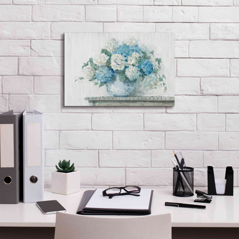 «Aaradhya Blue Hydrangea Cottage Crop On Canvas» par Carol Rowan, H 12 po x l 18 po x P 0,75 po