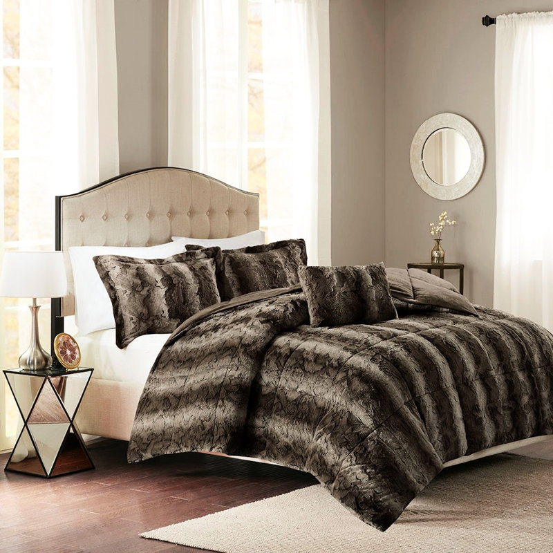 Lit double / grand - édredon en fausse fourrure brun foncé avec 2 taies décoratives et un magnifique coussin décoratif, brun, taies décoratives et gracieuses